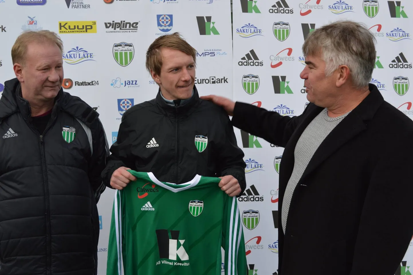 Sergei Ratnikov (vasakult), Daniil Ratnikov ja Levadia president Viktor Levada.