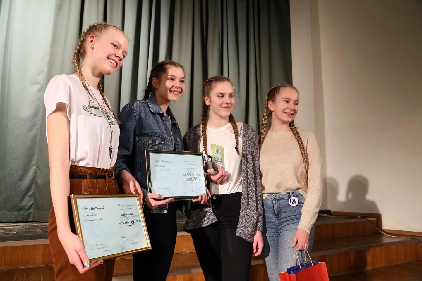 Võidu üle rõõmsad Tähtihellad Jõgeval: (vasakult) Wanda-Helene Ollep, Keitlin Kütt, Riin Annusvere, Elise Pani.