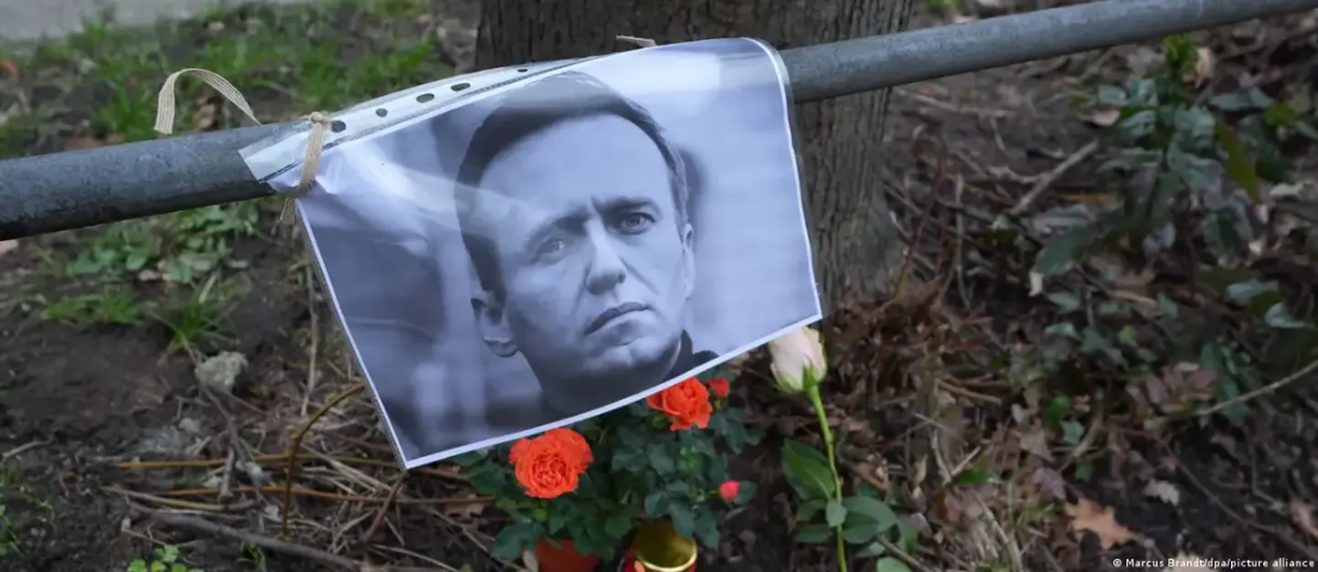 Импровизированный мемориал Алексею Навальному