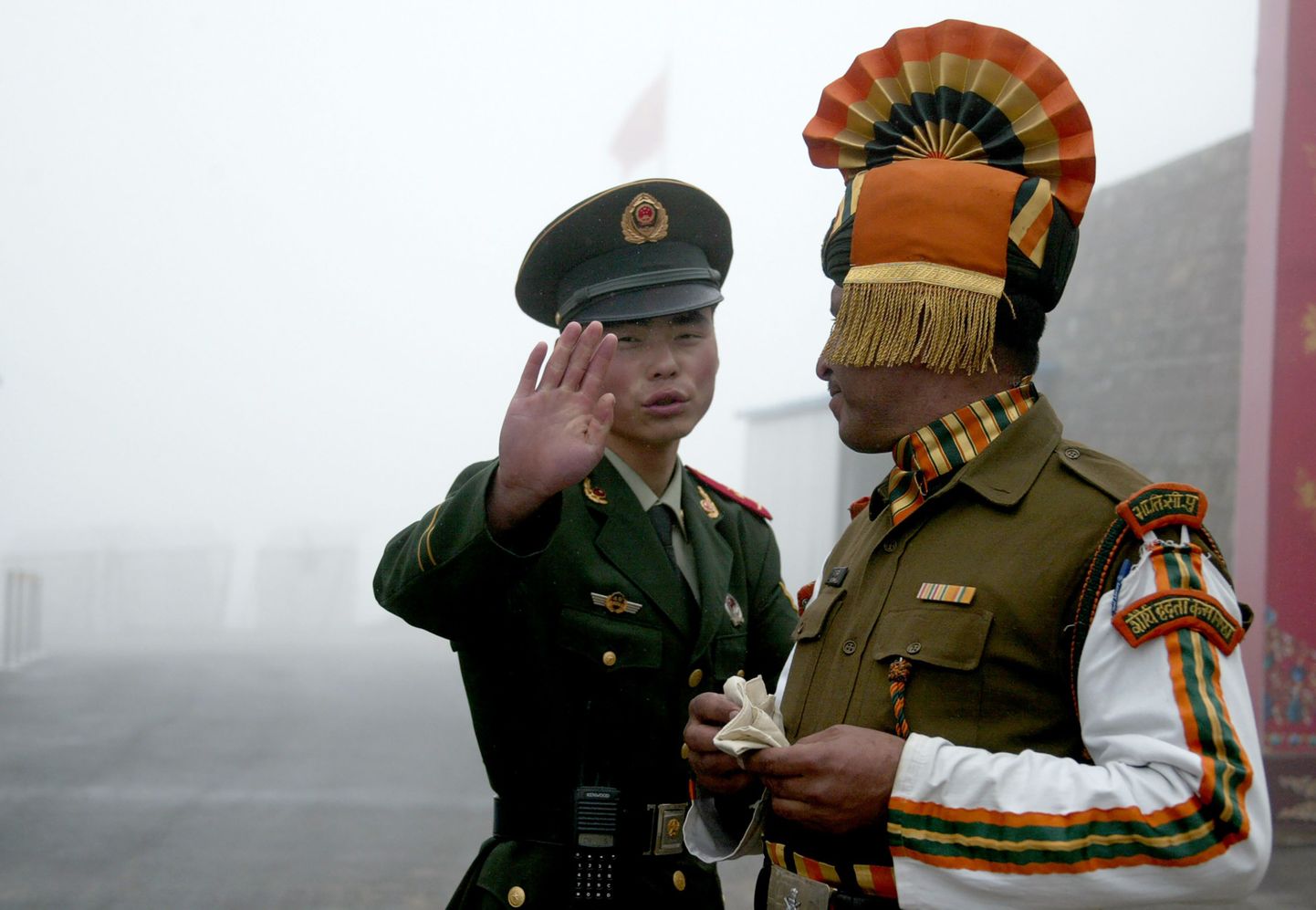 Hiina ja India sõdurid kõrvuti seismas.