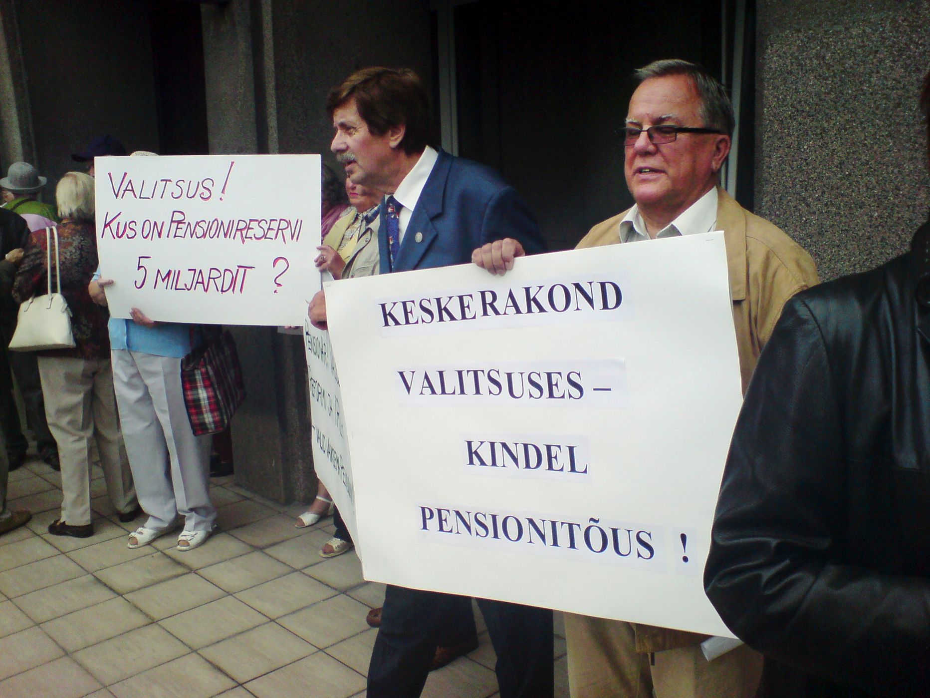 Vambola Paavo juhib tähelepanu, et tänavune jaanuar ehmatas paljusid pensionäre, sest nende sissetulek vähenes. Pildil pikett pensionide vähendamise vastu augustis 2009.