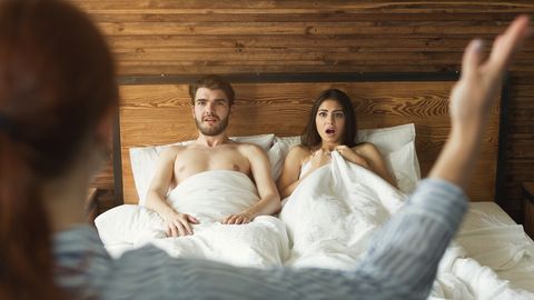 Пустить любовницу мужа в свою постель или развестись: сексолог о плюсах и минусах «шведской семьи»
