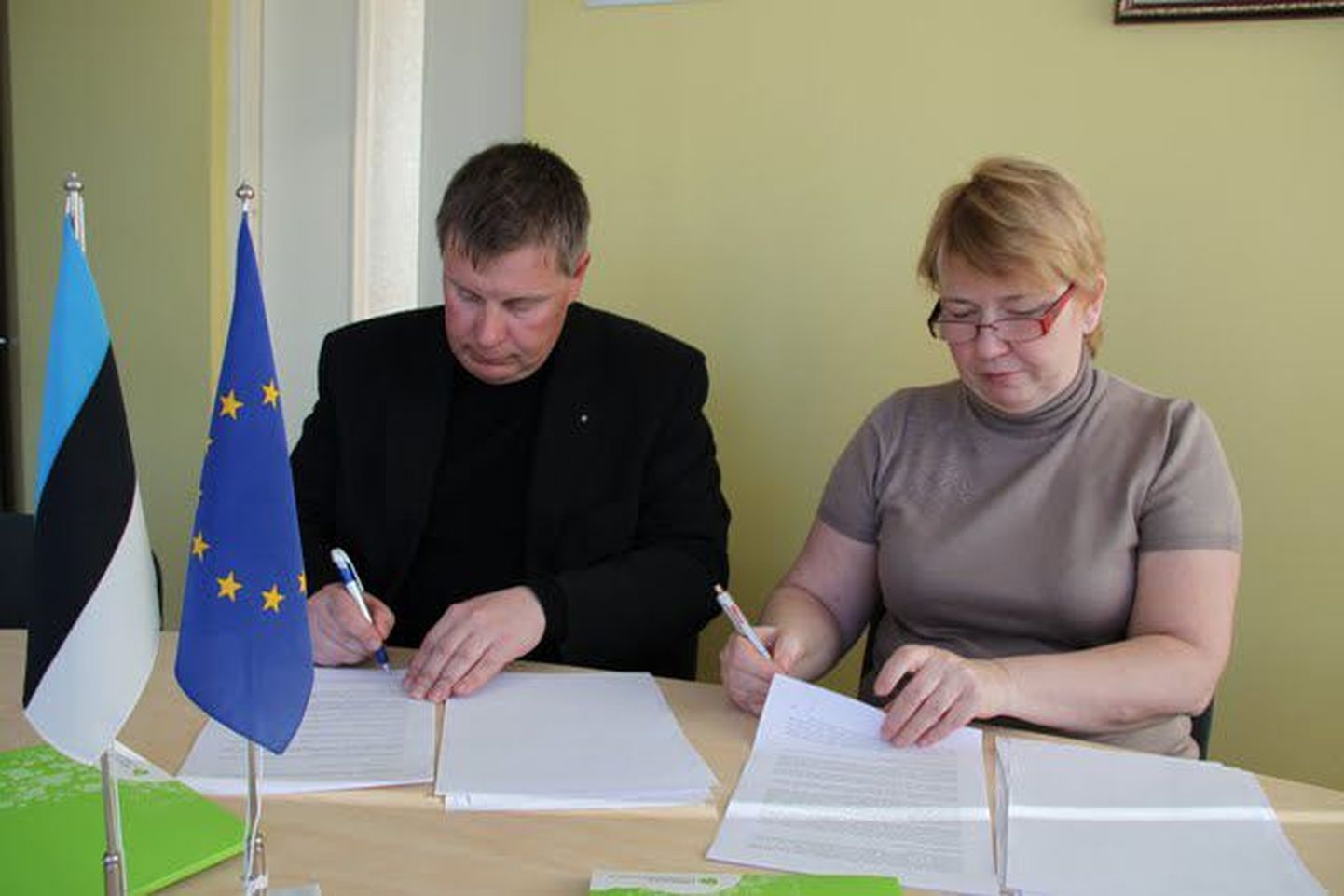 AS YIT Ehituse juhatuse liige Toomas Rapp ja Pärnumaa kutsehariduskeskuse direktor Riina Müürsepp allkirjastavad õpilaskodu ehituslepingut.