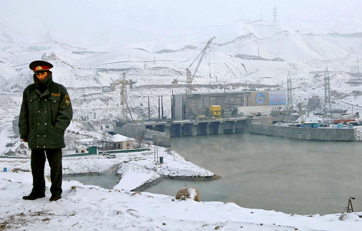 Tadžikistani looklevale suurele Vahši jõele rajatud Sangtuda hüdroelektrijaam.