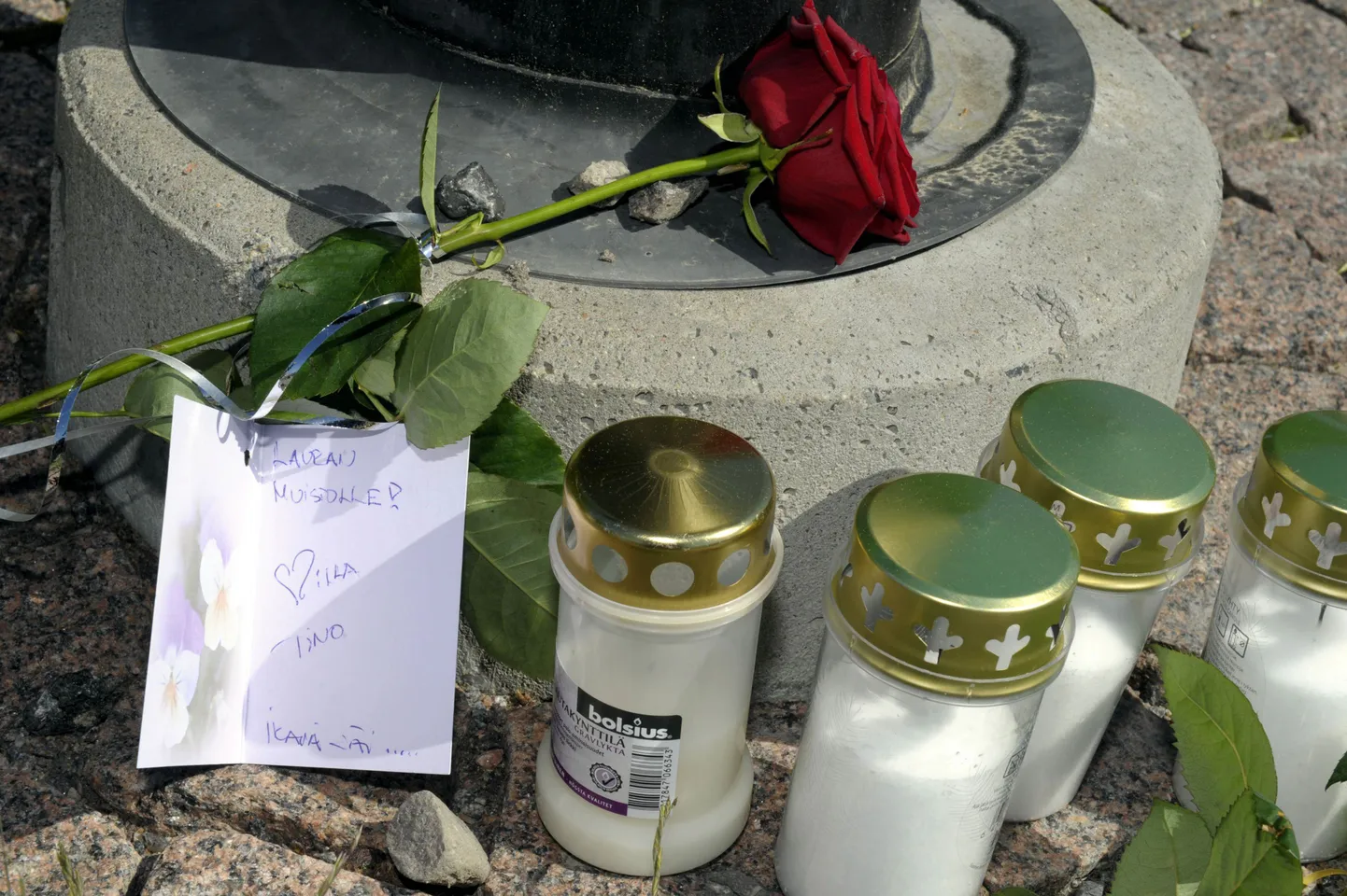 Küünlad, roos ja kirjake Hyvinkääl.