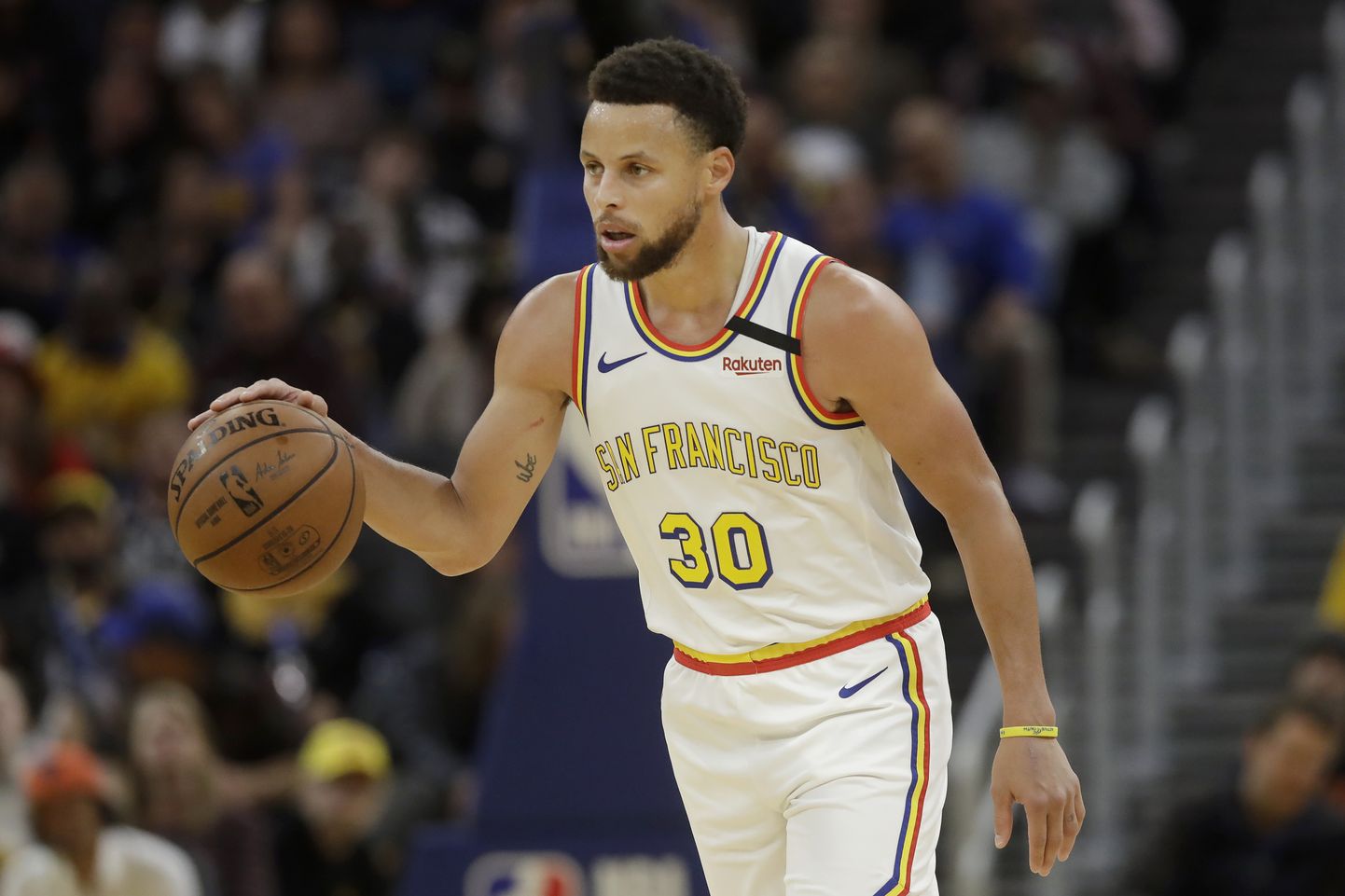 Golden State Warriorsi omanikud, mängijad ja treenerid eesotsas Stephen Curryga annetasid Chase Centeri töötajatele miljon dollarit.