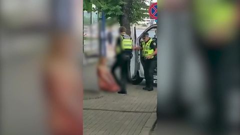 В центре Риги задержали обнаженную и окровавленную женщину с ножом