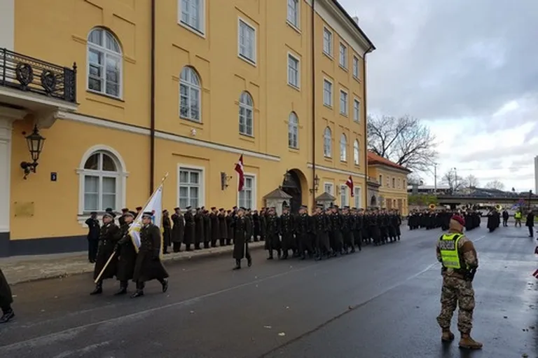 Goda sardzes maiņa pie Rīgas pils