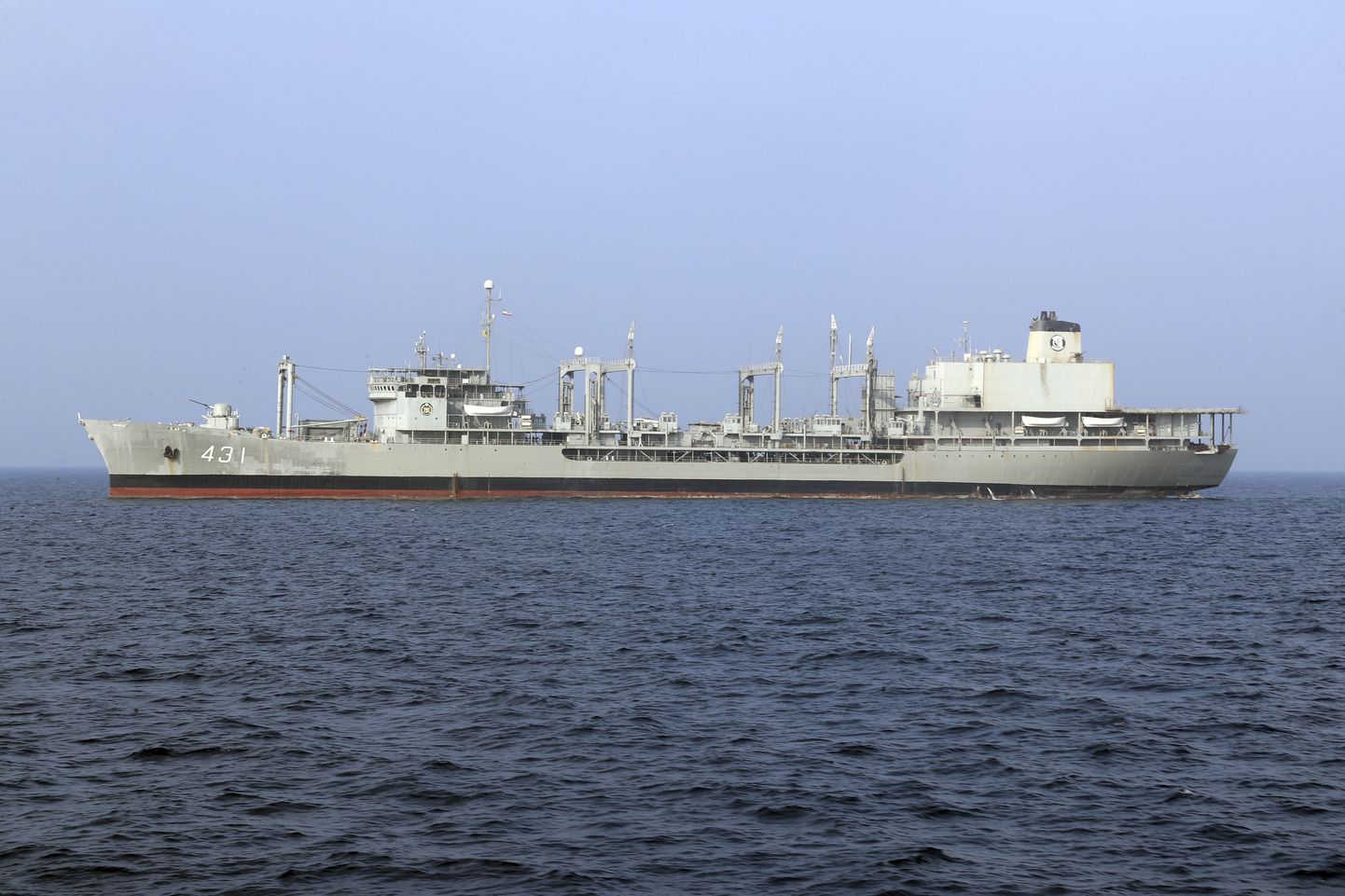 Iraani mereväe suurim sõjalaev, varustuslaev Kharq, mis uppus Omani lahes pärast pardal puhkenud põlengut.