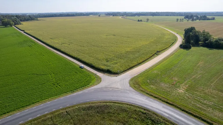 Tartu Agro põllud (vasakul ja keskel) Ilmatsalust lõunas ei mahu isegi õhust pildistades fotole ära.
