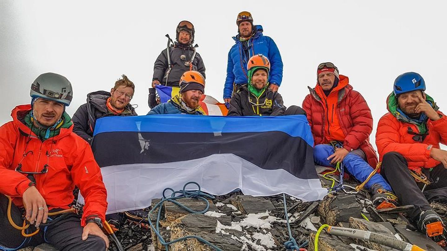 Eesti ekspeditsiooni liikmed vallutatud ja seni nimeta mäetipul Ida-Karakoramis. Esireas paremalt kolmas on Lauri Ehrenpreis.
