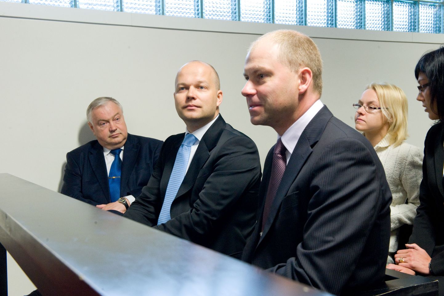 Aivo Pärn (esiplaanil), praegune Arco Vara juht Tarmo Sild ja poliitik Villu Reiljan 2009. aasta mais pistise süüasja kohtuotsust kuulamas.