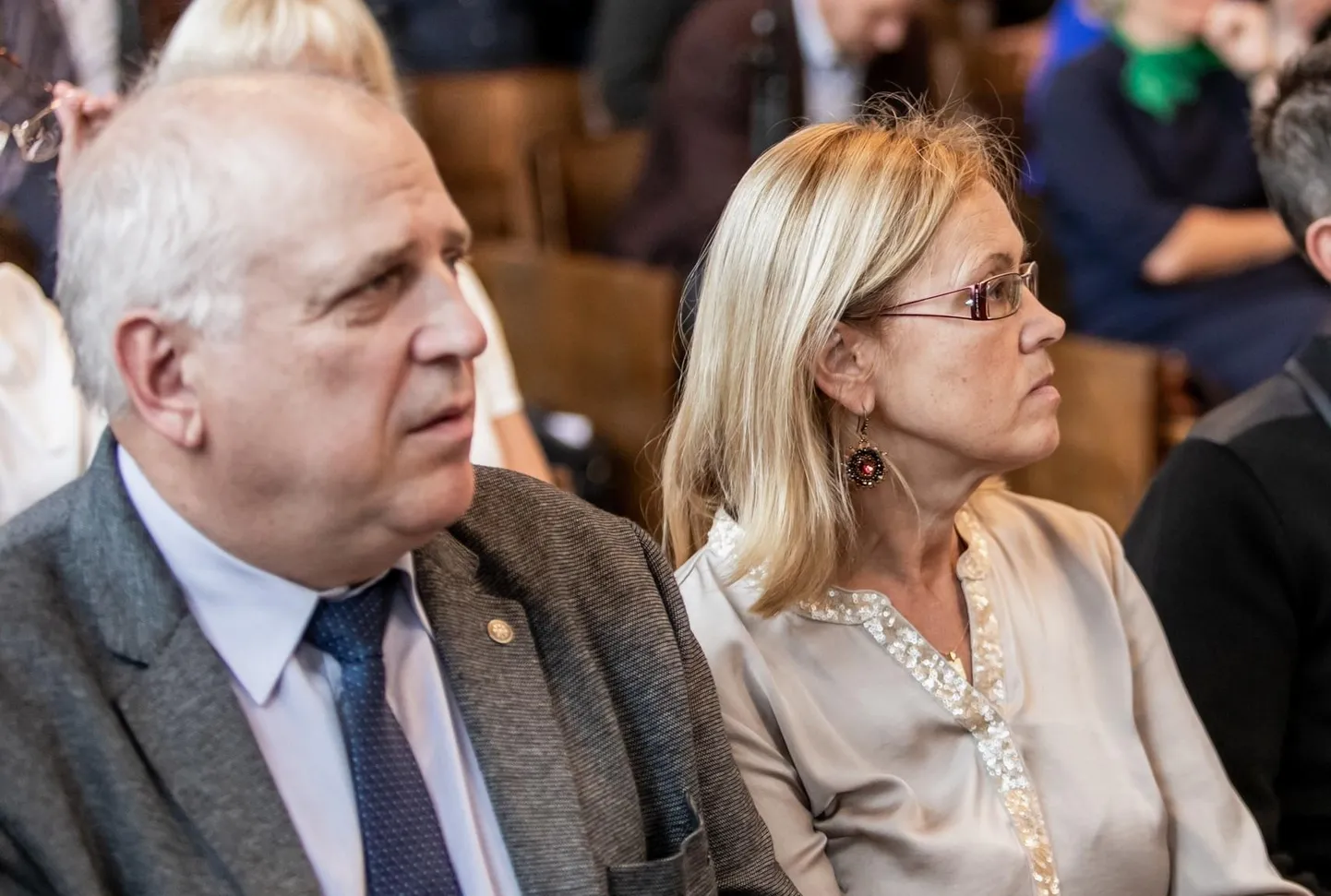 Spordivaldkond on kavas Pärnu abilinnapea Varje Tipu haldusalast ümber tõsta teise abilinnapea Mart Järviku haldusalasse. Muudatus võimaldab linnavalitsusel palgata Varje Tipu abikaasa ja vältida korruptiivset olukorda, mis oleks tekkinud, kui üks abikaasa töötaks teise alluvuses.
