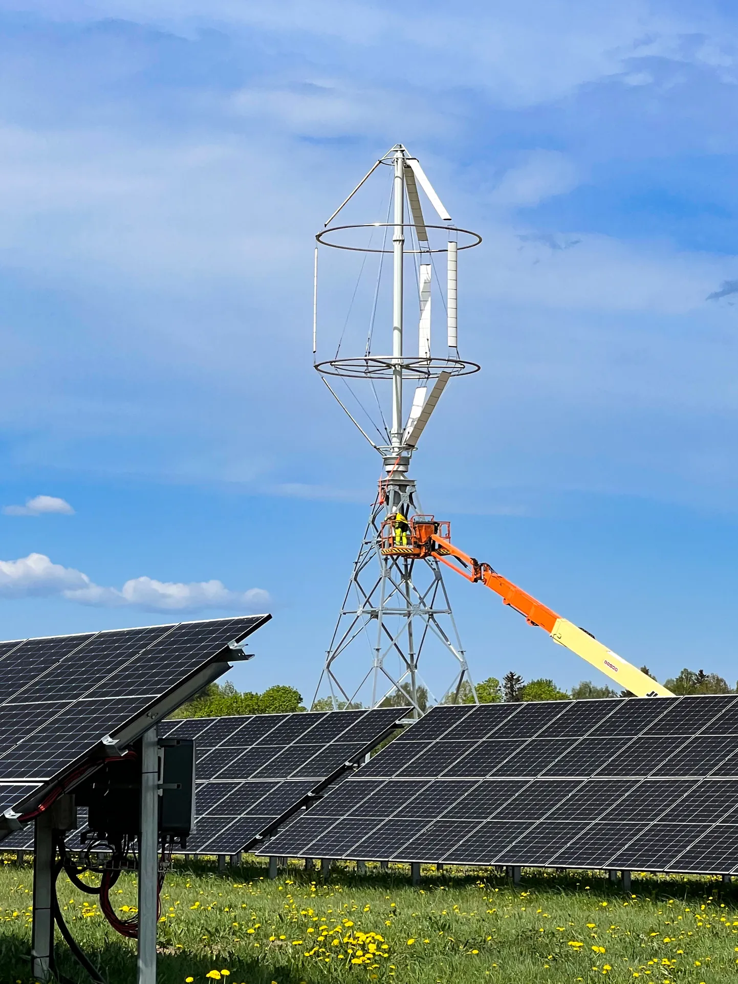 Расположенное в Кохтла-Ярве ТОО "Freen" получило 2,6 миллиона евро поддержки на расширение завода по производству ветряных генераторов и солнечных панелей и закупку оборудования.