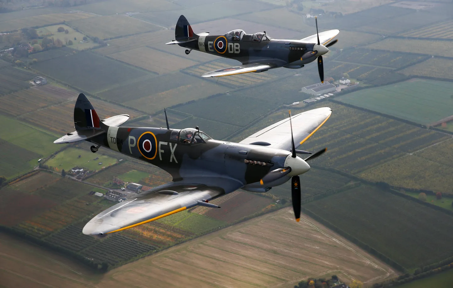 Kaks Teise maailmasõja aegset hävituslennukit Spitfire.