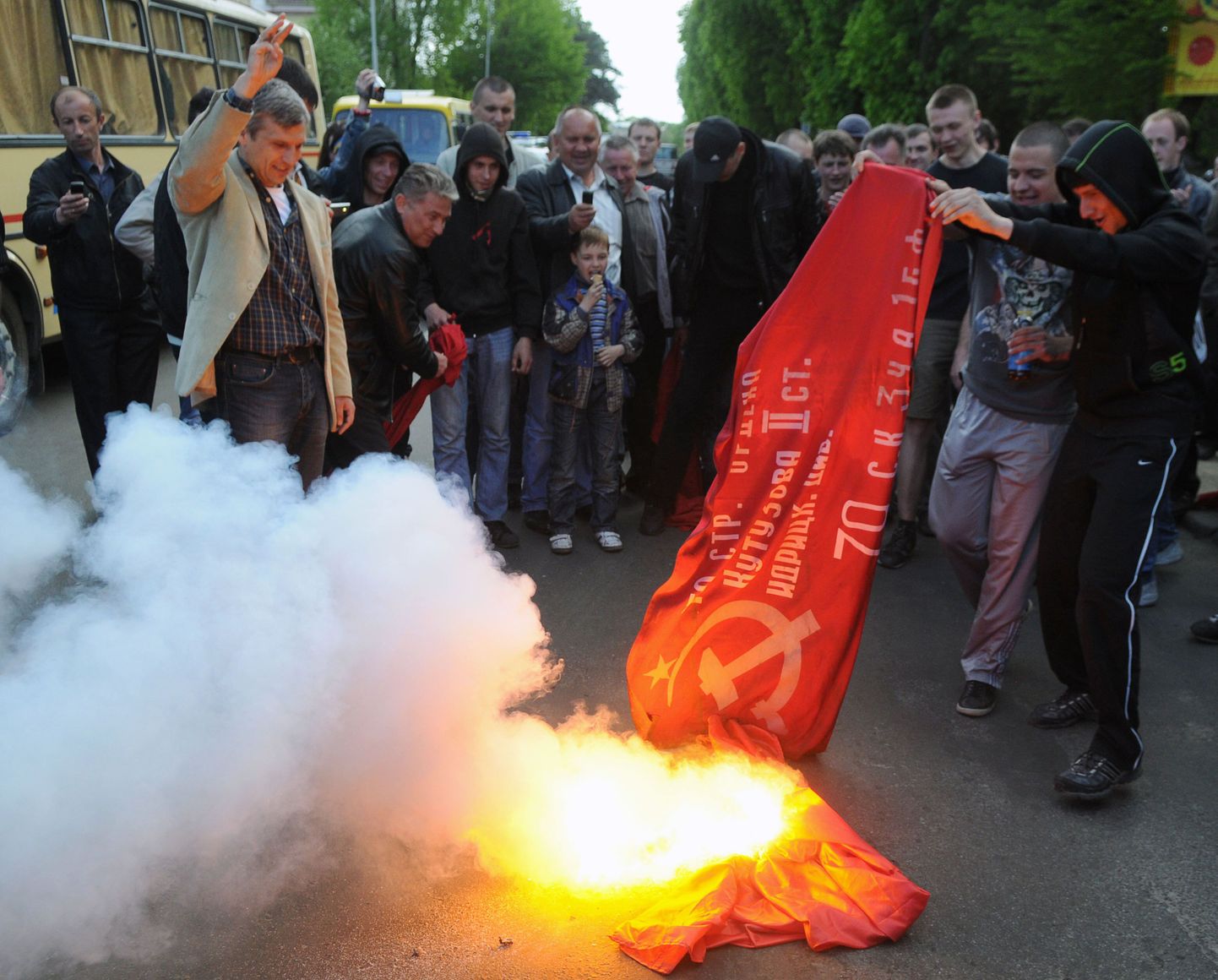 Ukraina rahvuslased põletasid punasümboolikat ka mullu 9. mail Lvivis.