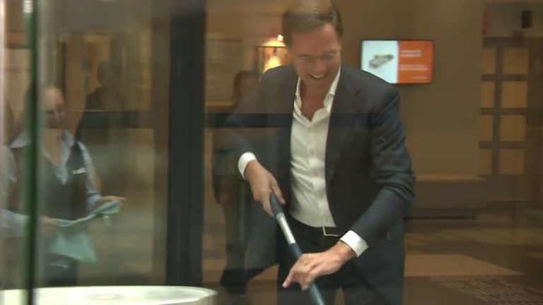 Hollandi peaminister Mark Rutte kohvi koristamas