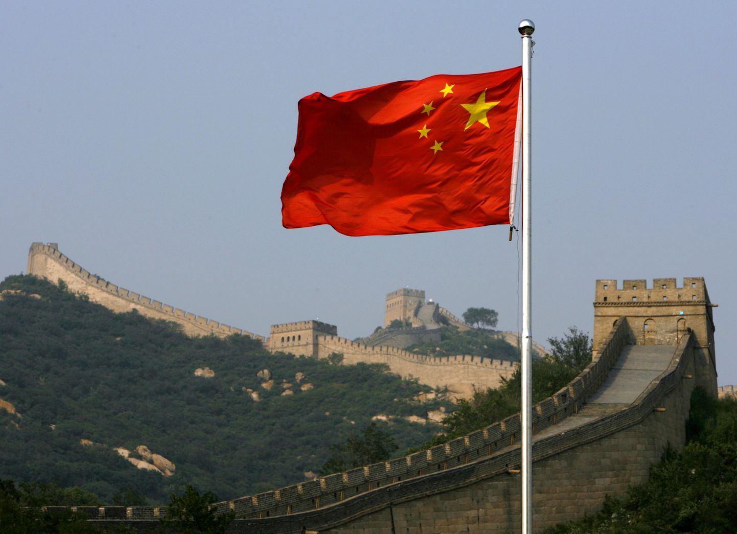 Hiina lipp Suure Hiina müüri kohal.