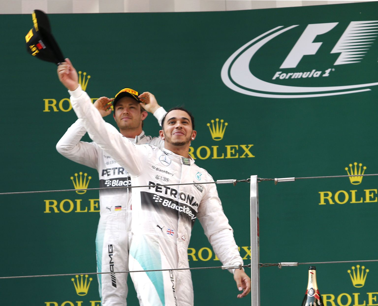 Lewis Hamilton (esiplaanil) on seni tiimikaaslase Nico Rosbergi jätnud selgelt enda varju.