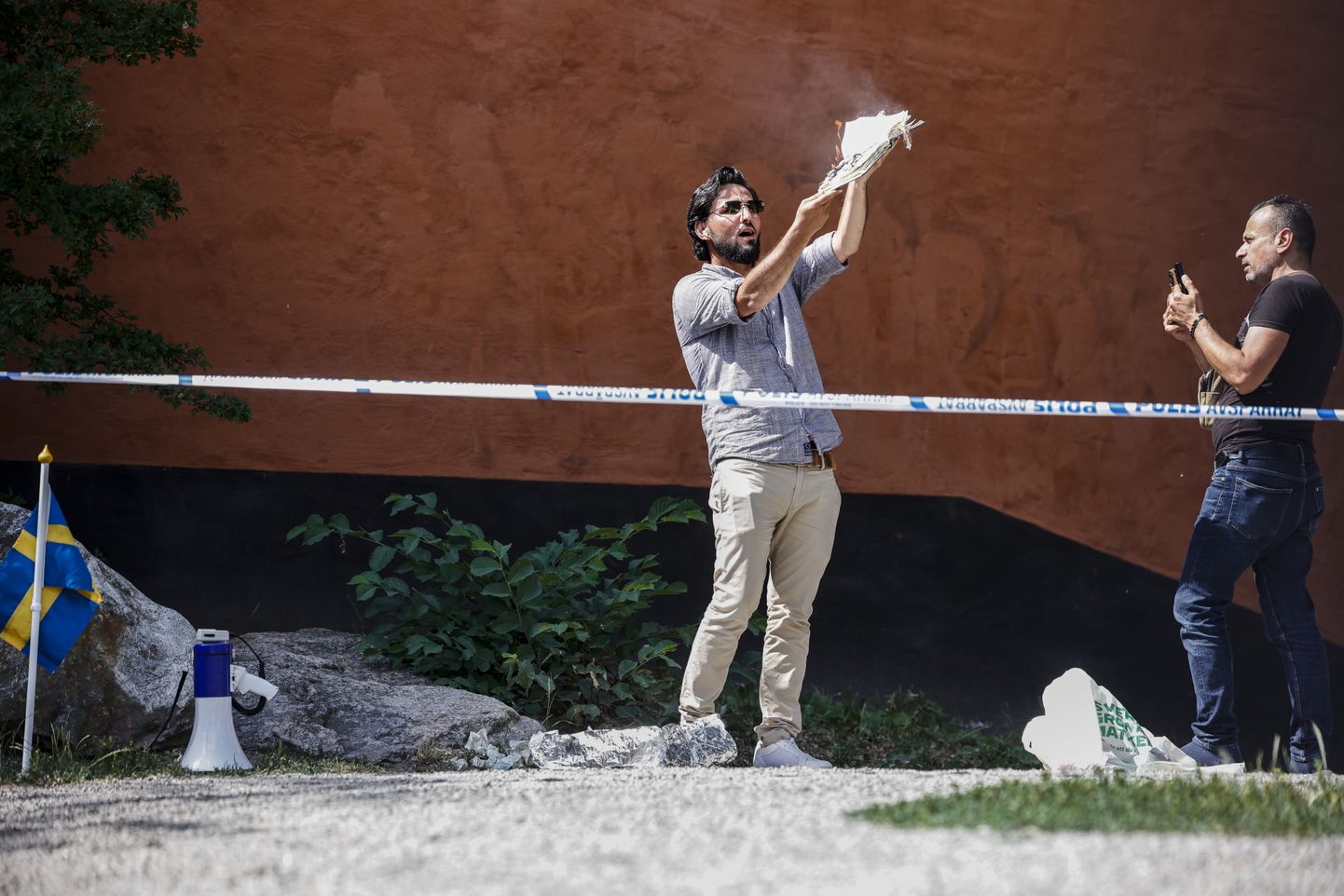 Iraaklane Salwan Momika põletamas koraani Stockholmi peamošee juures.