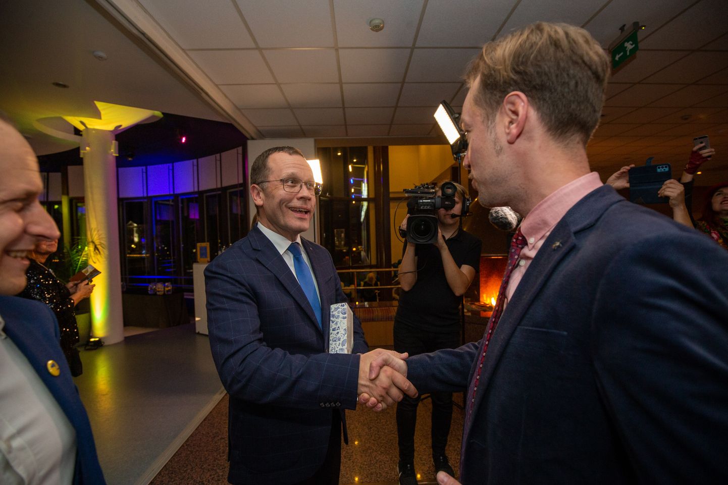 Tartu linnapea Urmas Klaas (vasakul) ja abilinnapea Lemmit Kaplinski (SDE) kätt surumas.