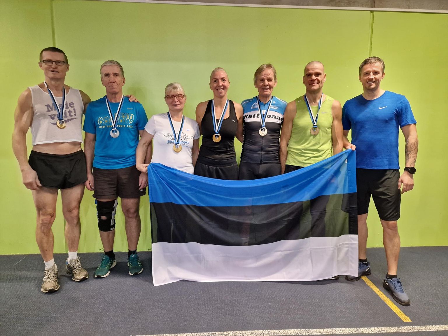 Väikemaarjalastest medalistid (vasakult) Ants Einsalu, Bruno Münter, Ira Münter, Annika Deedin, Väino Stoltsen, Kalle Piirioja ja M40+ klassi viies Olavi Eerma.

 

 

 