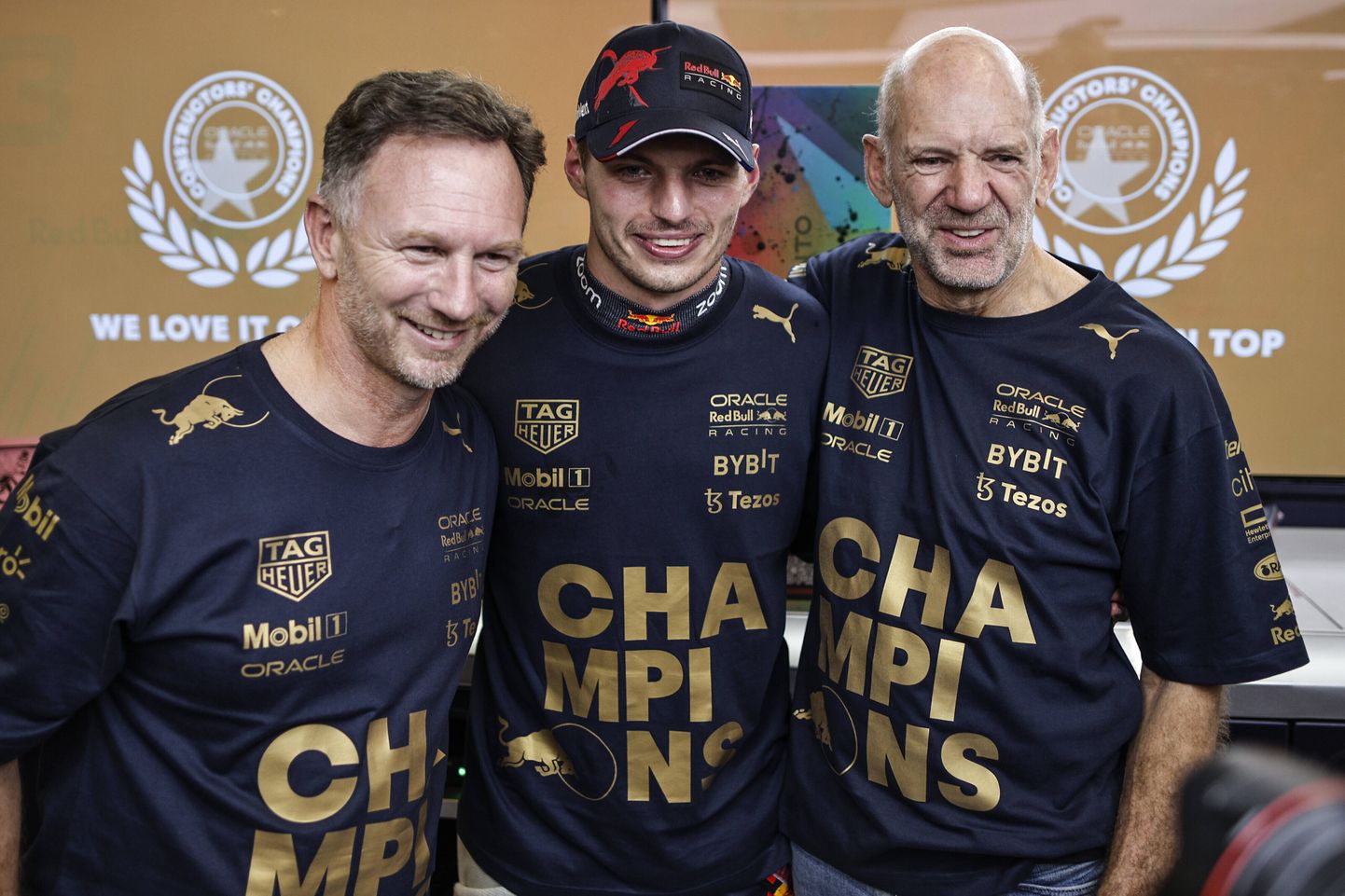 Vasakult: Red Bulli tiimipealik Christian Horner, maailmameister Max Verstappen ja tehniline direktor Adrian Newey.