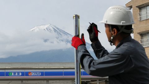 Jaapanis paigaldati Fuji mäe vaate varjamiseks tänavale suur must võrk