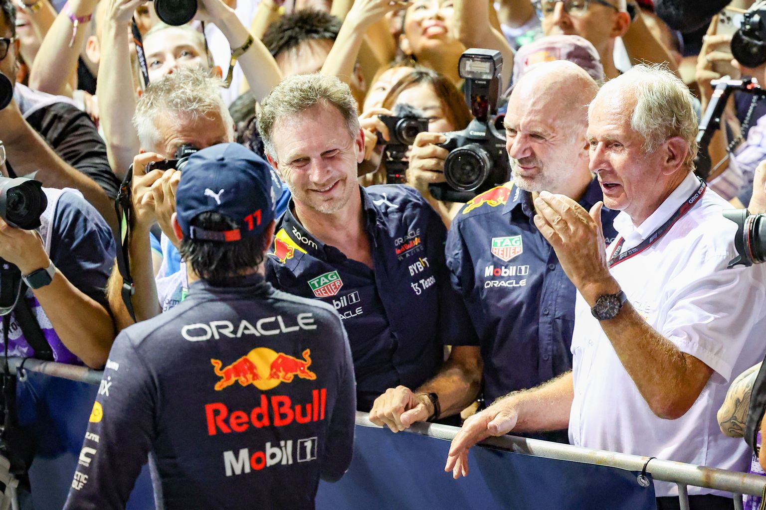 Red Bulli F1 tiimi tähtsad juhid: tiimipealik Christian Horner (vasakult), tehnikajuht Adrian Newey ja nõustaja Helmut Marko suruvad kätt sõitja Sergio Pereziga (vasakul seljaga).