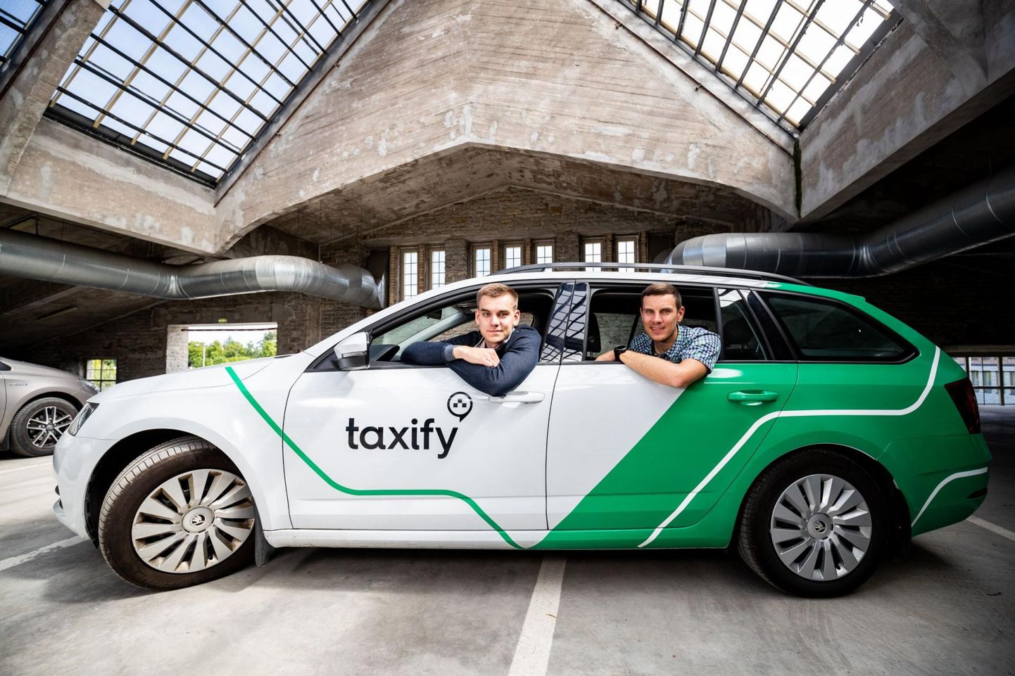 Markus (vasakul) ja Martin Villig Taxify autos.