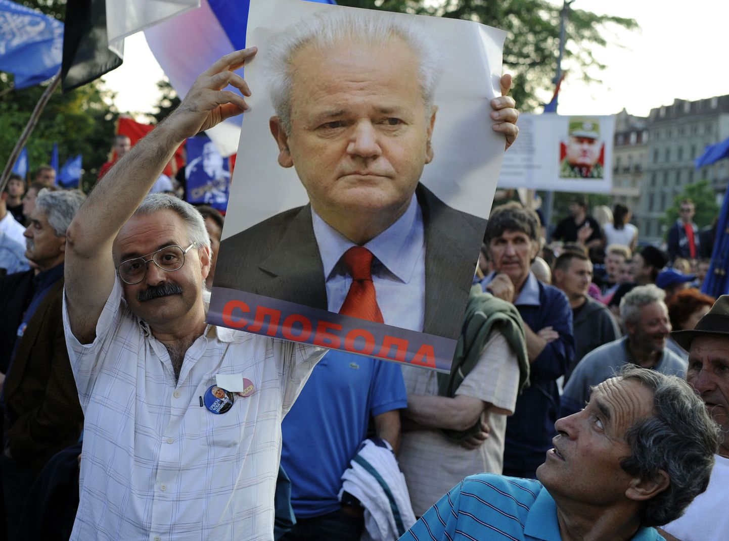 Tänavu mais Belgradis tänavaile tulnud meeleavaldajad Slobodan Miloševiči pildiga.