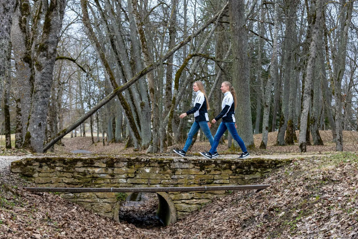 Kaksikõed Kaidy (ees) ja Keidy Kaasiku ammutavad kodukoha loodusest jõudu ja energiat.