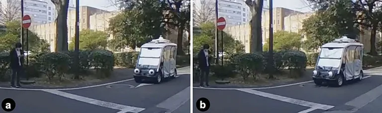 Paremal on auto tähelepanu suunatud tee ääres seisvale inimesele. Jalakäijale on kohe selge, millega robot tegeleb.