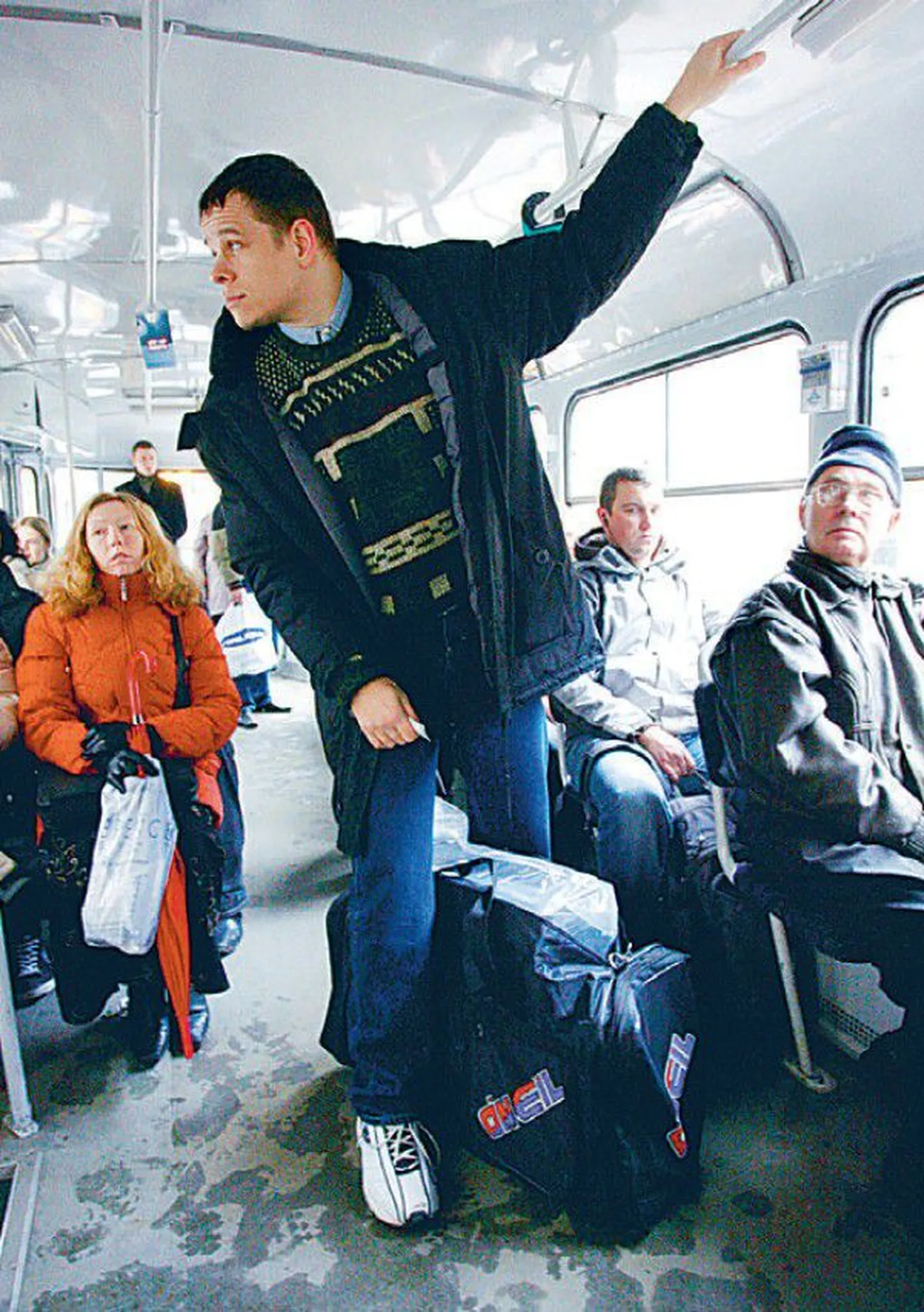 Kaks ööpäeva kongis veetnud Ventspilsi Ülikooli majanduslektor Dimitrijs Smirnovs sai eile Läti julgeolekupolitseist kätte oma arvuti. Pilt on tehtud trammis, kui Smirnovs sõitis Riia bussijaama, et sealt edasi Ventspilsi minna.