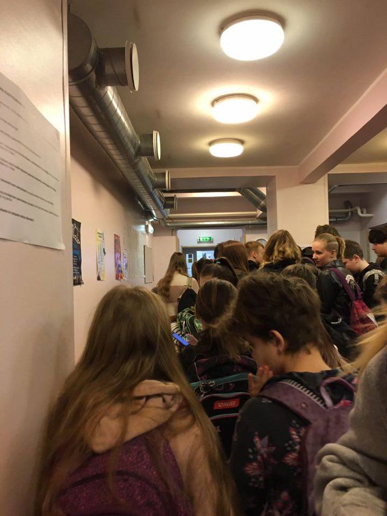 Täna seisis Tallinna Kunstigümnaasiumi garderoobis kooliõde, kes mõõtis õpilaste temperatuuri ning vaatas üle kõikide õpilaste higusnähud. Kõik haigusnähtudega õpilased (sh köha, nohu) saadeti koju tagasi.