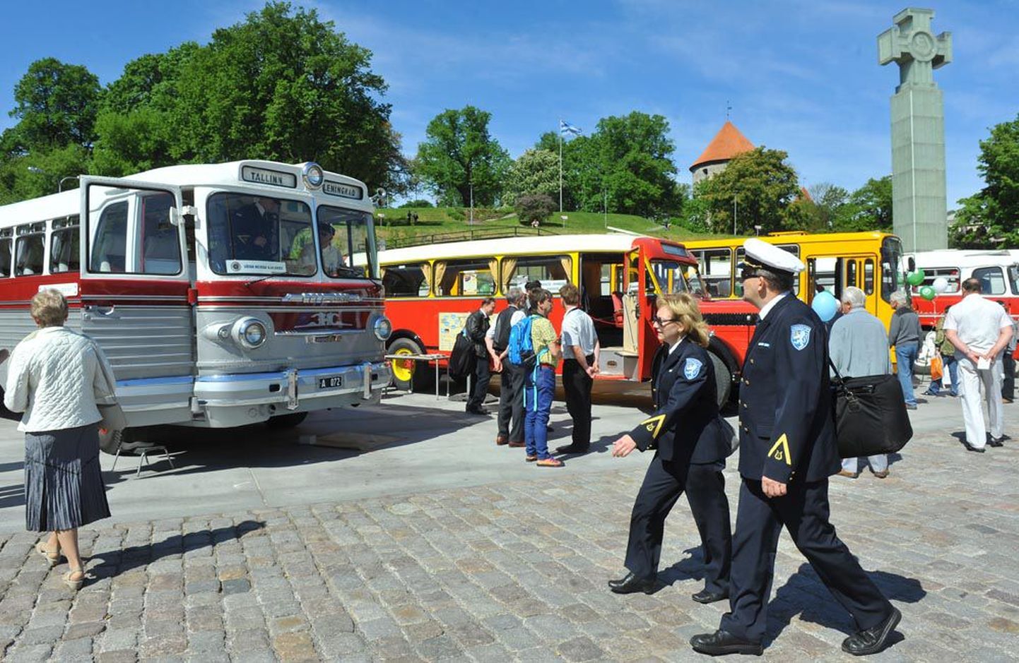 Tallinna autobussikoondis tähistas eile Vabaduse väljakul Tallinna regulaarse bussiliikluse 90. aastapäeva, mistarvis olid välja pandud ka üsna eakad, ent siiani sõidukorras ühissõidukid.