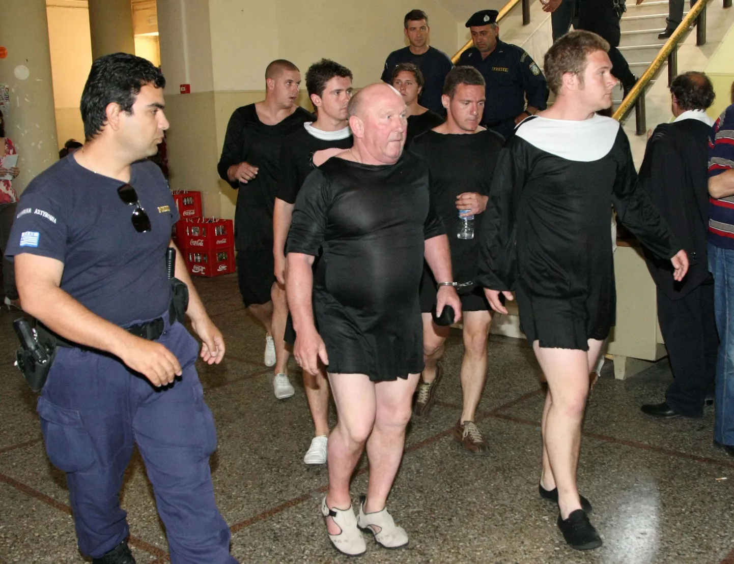 Lõbutsevate briti poissmeestega on probleeme mitmel pool Euroopas. Pildil on Kreekas Iraklioses nunnarüüs vahistatud saareriigi härrasmehed.