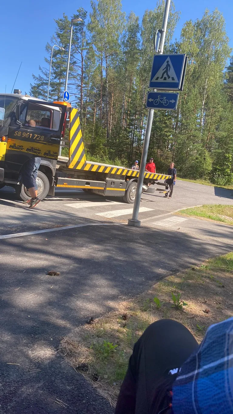 Elvas vajus liinibuss kraavi, tarvis läks treileri abi