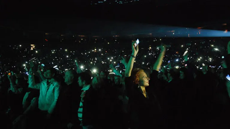 Koncerta beigās "Žalgira" arēnā pēc Žāra aicinājuma uzmirdzēja tūkstošiem gaismiņu 
