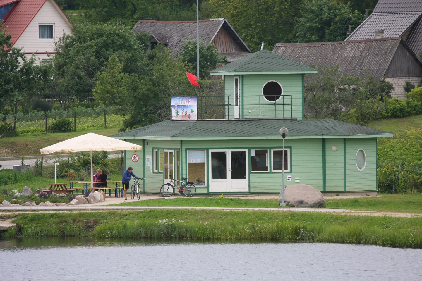 Pedeli paisjärve rannas lehvib taas punane lipp, kuna enterokokkide piirmäär on mitmekordselt ületatud.