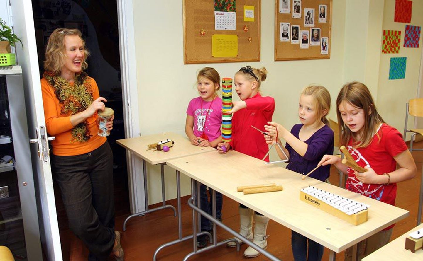 Jakobsoni kooli muusikaõpetaja Kristi Vastissoni juhtimisel õppisid lapsed muusika ja rütmika loovtoas selgeks laulu «Vihm».