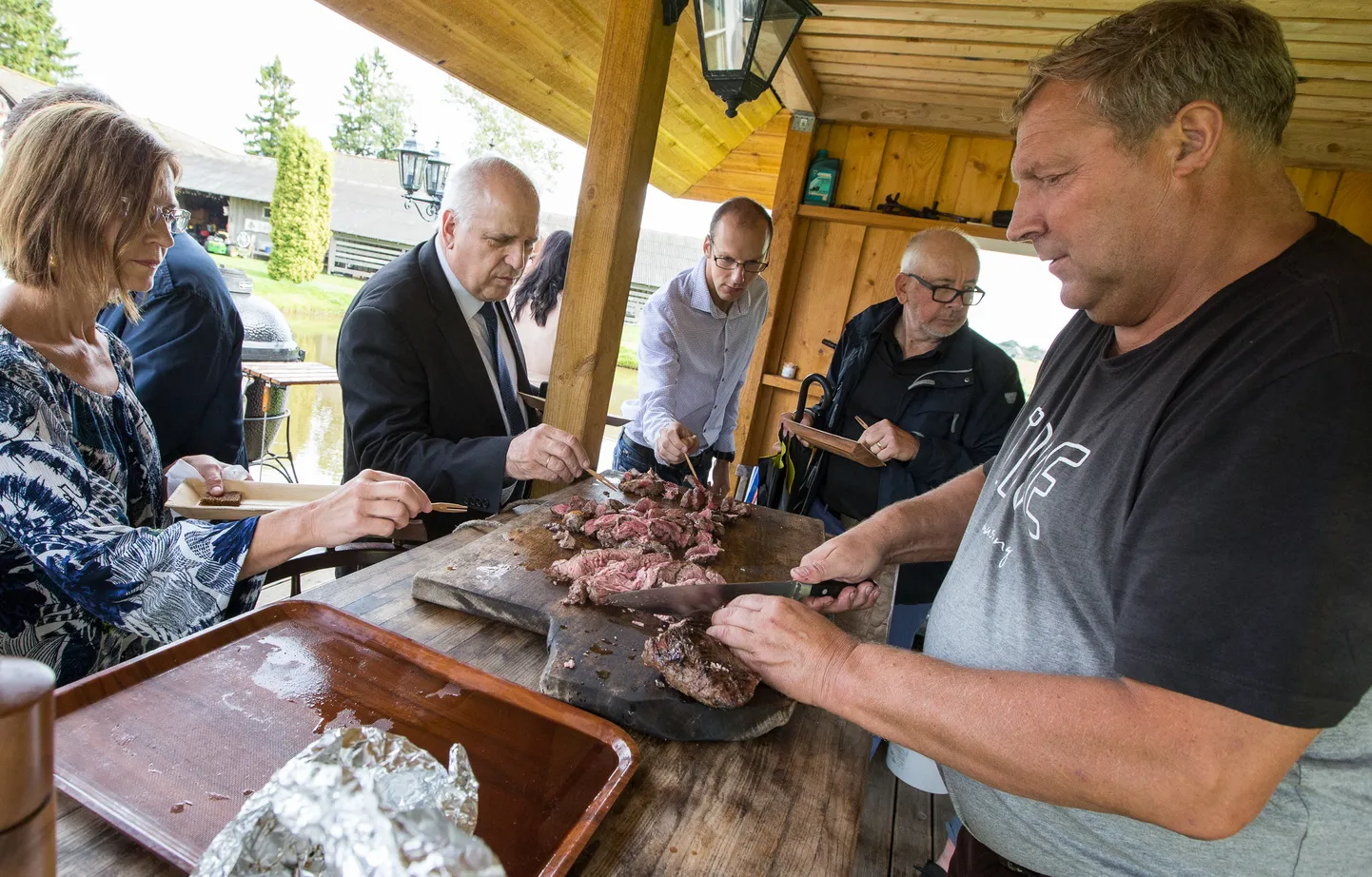 Ligemale 30 aastat ettevõtjana tegutsenud Sulev Reelo tegevusalaks on muu hulgas ka veisekasvatus. Hiljuti sulges ta Jõhvi lihapoe, kuna leti taha polnud kedagi panna.