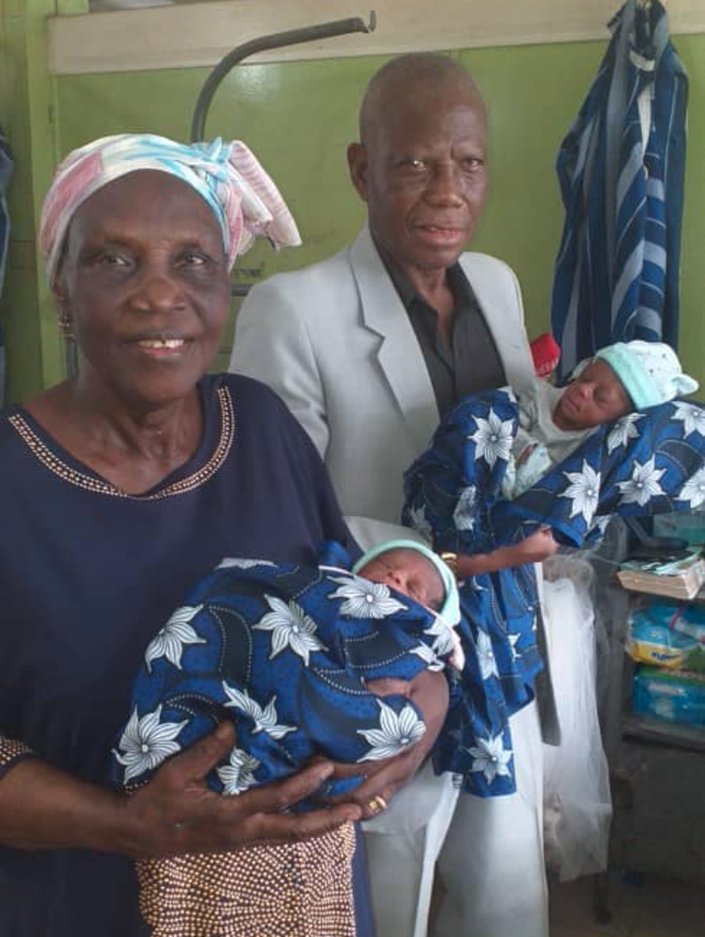 Nigeerlanna Margaret Adenuga ja tema abikaasa Noah koos kaksikutega. Poiss ja tüdruk sündisid Lagose ülikooli õppehaiglas 14. aprillil.