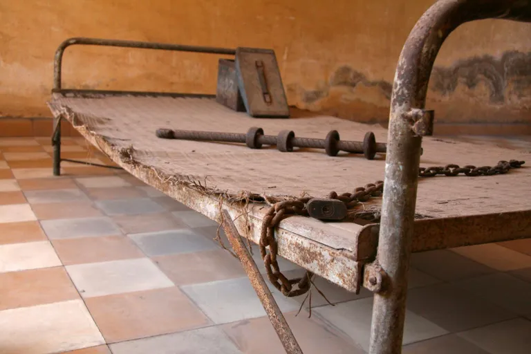 Kambodža pealinnas Phnom Penhis asuvas Tuol Slengi muuseumis saab näha punaste khmeeride korraldatud genotsiidi ajal toimunud õudusi ja toona töötanud vangla konge.