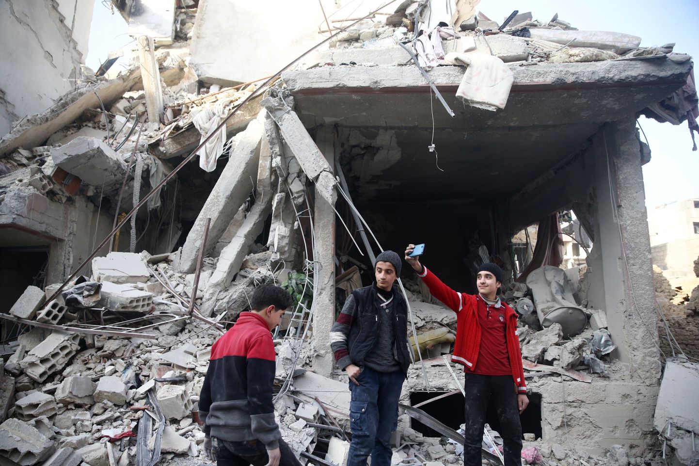 Majarusud Süüria mässuliste käes oleva Ida-Ghouta enklaavi suurimas linnas Doumas.