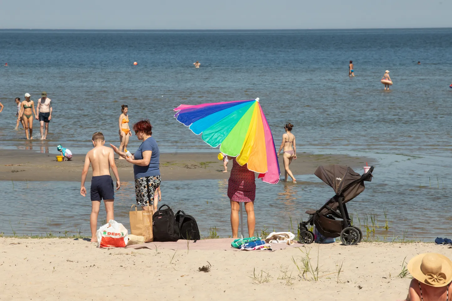 28.06.2024. Võsu, Lääne-Virumaa FOTOL: Võsu, Võsu rand, kuum ilm, rannailm, kuumarekord, päike, päevitajad, puhkus, päikesevari FOTO: Marianne Loorents/Virumaa Teataja.