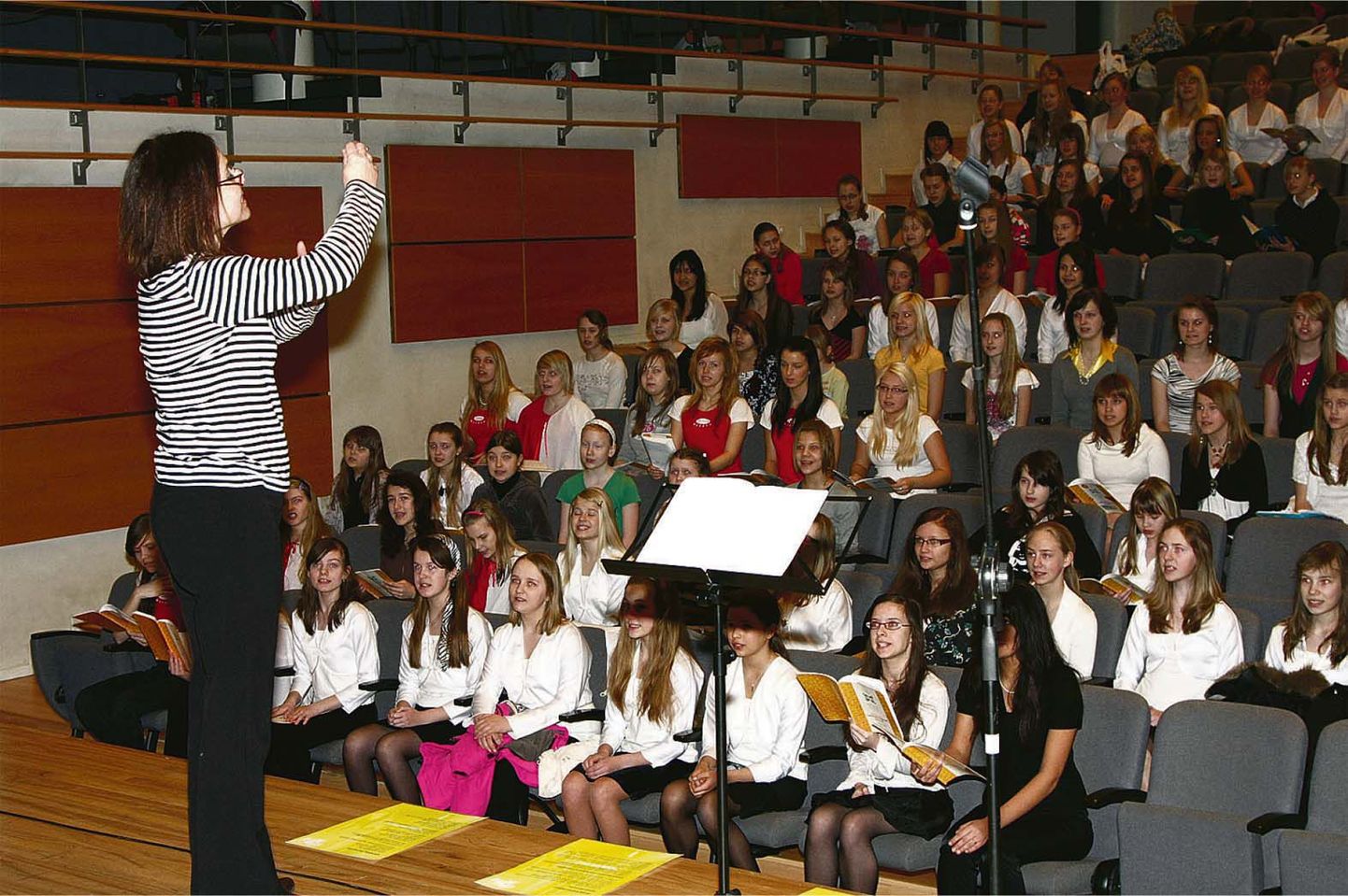 Lastekooride eelproovil Valga kultuurikeskuses töötab lauljatega dirigent Elo Forsel.