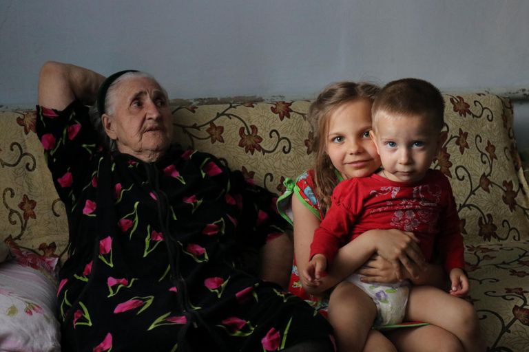 Родившаяся в селе Новоэстонское и живущая сейчас в Краснодаре 80-летняя Клавдина Кибальникова с правнуками. До сих пор хорошо говорящая по-эстонски Клавдина видела своего отца только на фотографиях, потому что когда его увезли, ей было всего восемь месяцев. 