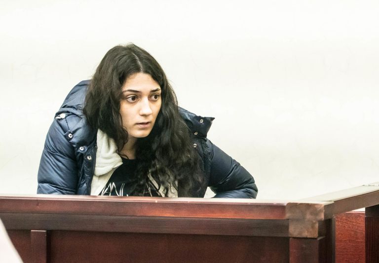 Самира Дементьева в нарвском Доме правосудия. По словам подсудимой, руководить группировкой ее заставил сожитель Геворк.