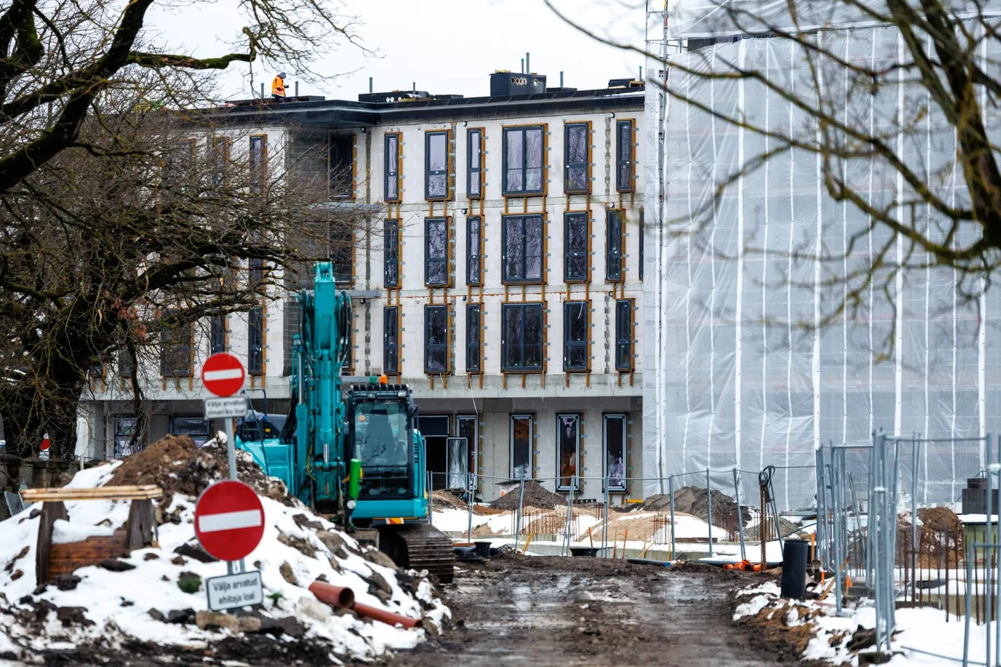Vaidlus arendaja ja Pärnu linnavalitsuse vahel Pärnu sadamasse Kalda tänavale kerkiva maja ja maa-aluse parkla üle sai alguse tunamullu sügisel.